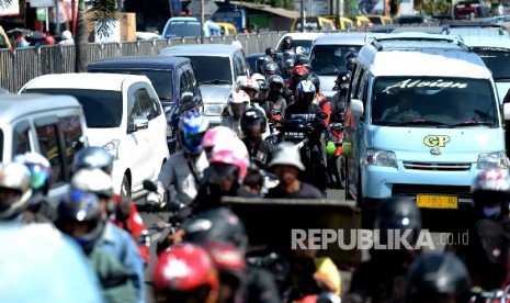 Pemudik Sepeda Motor. Pemudik dengan sepeda motor melalui jalanan kawasan Kota Cirebon, Jawa Barat, Sabtu (2/7).