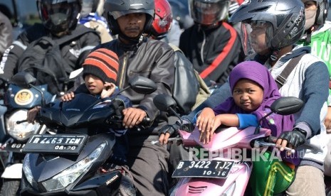 Pemudik Sepeda Motor. Pemudik dengan sepeda motor melalui jalanan kawasan Kota Cirebon, Jawa Barat, Sabtu (2/7).