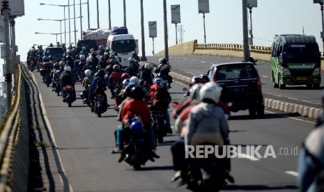 Pemudik Sepeda Motor. Pemudik dengan sepeda motor melalui jalanan kawasan Kota Cirebon, Jawa Barat, Sabtu (2/7).