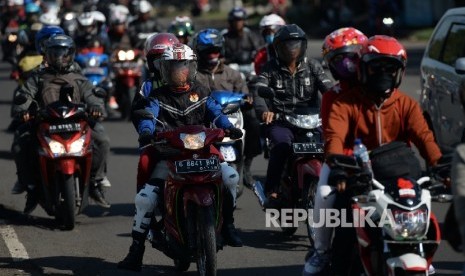 Pemudik Sepeda Motor. Pemudik dengan sepeda motor melalui jalanan kawasan Kota Cirebon, Jawa Barat, Sabtu (2/7).