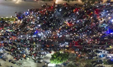 Pemudik sepeda motor terjebak kemacetan saat melintasi posko penyekatan mudik di Kedungwaringin, Kabupaten Bekasi, Jawa Barat, Selasa (11/5/2021) dini hari. Petugas gabungan memutar balikan ribuan pemudik yang melintasi pos penyekatan perbatasan Bekasi -Karawang, Jawa Barat.