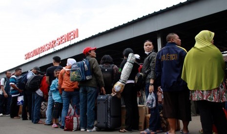 Pemudik Stasiun Pasar Senen: Pemudik menunggu kereta api ekonomi di Stasiun Pasar Senen, Jakarta Pusat, Kamis, (24/7).