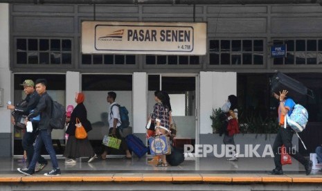 Pemudik Stasiun Senen Pemudik mulai memadati Stasiun Senen, Jakarta. ilustrasi