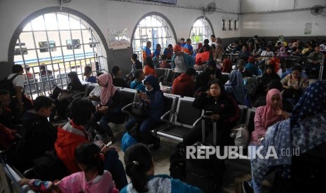 Pemudik Stasiun Senen Pemudik mulai memadati Stasiun Senen, Jakarta, Sabtu (2/7)