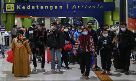 Pemudik tiba di Stasiun Gambir, Jakarta.