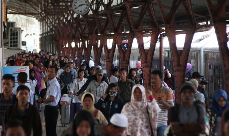 Pemudik tiba di Stasiun Pasar Senen, Jakarta, Rabu (28/6).