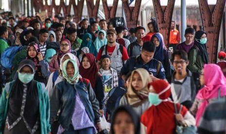 Pemudik tiba di Stasiun Pasar Senen, Jakarta, Sabtu (23/6).