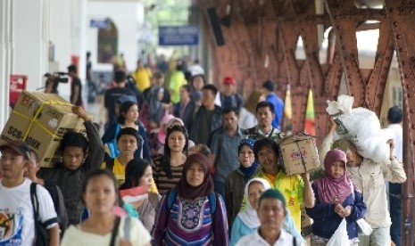 Pemudik tiba di Stasiun Senen, Jakarta.