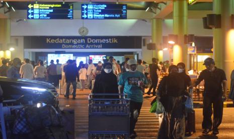 Pemudik tiba di terminal kedatangan Bandara Internasional Minangkabau (BIM), Padangpariaman, Sumatera Barat, Sabtu (1/5). PT Angkasa Pura (AP) II (Persero) saat ini sudah mulai melayani penumpang dengan peningkatan yang cukup besar. 