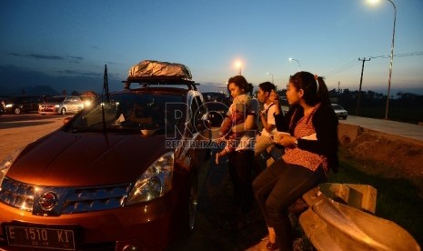 Pemudik tujuan Jogjakarta berbuka puasa di bahu jalan Tol Palimanan, Cirebon, Jawa Barat, Rabu (15/7).