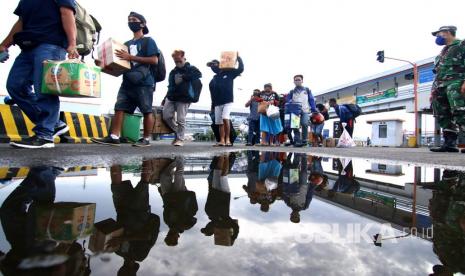 Pemudik turun dari kapal di Pelabuhan Ketapang, Banyuwangi, Jawa Timur, Selasa (19/5/2020). Pada H-5 Idul Fitri, arus mudik di Pelabuhan Ketapang terpantau ramai penumpang pejalan kaki dari Pulau Bali, sedangkan dengan tujuan Pulau Bali didominasi angkutan logistik. 