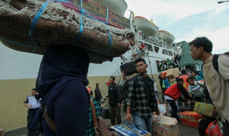 Pemudik turun dari KM Bukit Raya di dermaga Jamrud Utara, Pelabuhan Tanjung Perak, Surabaya, Jawa Timur, Kamis (30/6).