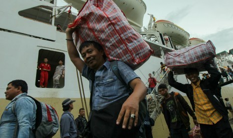 Pemudik turun dari KM Bukit Raya di dermaga Jamrud Utara, Pelabuhan Tanjung Perak, Surabaya, Jawa Timur, Kamis (30/6). 