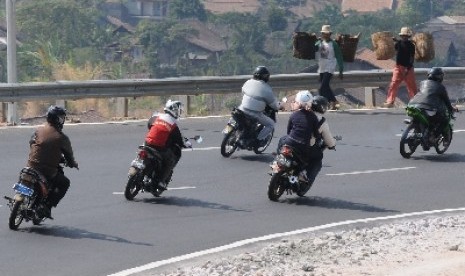  Pemudik yang melintas Jalan Lingkar Nagreg, Kabupaten Bandung, Jabar.