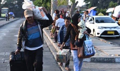 Pemudik yang menggunakan angkutan bus tiba di Terminal Pulogadung, Jakarta, Selasa (21/7). 