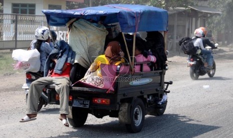   Pemudik yang menggunakan motor roda tiga melintas di Jalur Pantura, Brebes, Jawa Tengah, Sabtu (3/8). (Republika/Yasin Habibi)