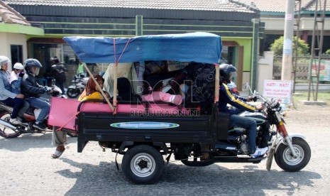  Pemudik yang menggunakan motor roda tiga melintas di Jalur Pantura, Brebes, Jawa Tengah, Sabtu (3/8). (Republika/Yasin Habibi)