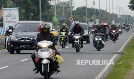 Pemudik yang menggunakan sepeda motor melintasi Jalan Pantura di Lohbener, Indramayu, Jabar, Rabu (21/6).