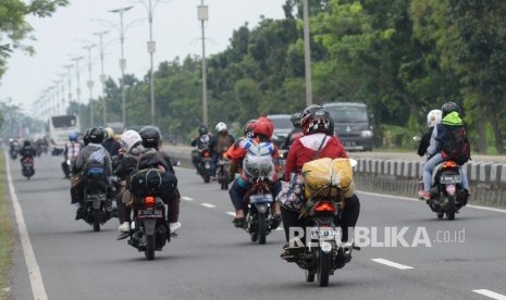 Pemudik sepeda motor.