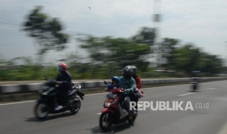 Pemudik yang menggunakan sepeda motor melintasi Jalan Pantura di Lohbener, Indramayu, Jabar, Rabu (21/6).