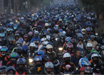 Pemudik menggunakan motor pada Ramadhan 2009