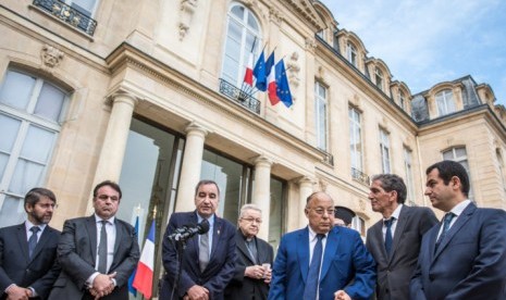 Pemuka agama di Prancis memberikan keterangan pers usai bertemu dengan Presiden Francois Hollande, Rabu, 27 Juli 2016. Tampak Pemimpin Masjid Agung Prancis Dalil Boubakeur (ketiga dari kanan).