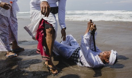 Pemuka agama Hindu dalam upacara pembersihan diri 'Melasti' di Pantai Petitenget, Bali. Upacara ini digelar sebelum Hari Raya Nyepi. 