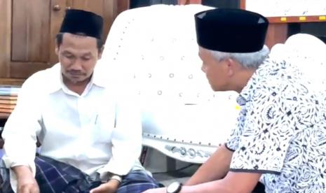 Pemuka agama Islam, Gus Baha menerima kedatangan Gubernur Jawa Tengah Ganjar Pranowo di Pondok Pesantren Tahfidzul Quran Lembaga Pembinaan Pendidikan dan Pengembangan Ilmu Al Quran (LP3IA) Narukan, Kecamatan Kragan, Kabupaten Rembang, Rabu (3/5/2023). 