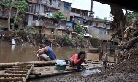  Pemukiman di bantaran Kali Ciliwung di Kampung Pulo, Jakarta Timur.