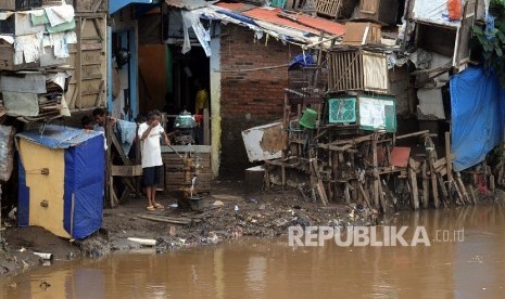 Pemukiman Padat Warga sedang bermain pada pemukiman padat penduduk kawasan Bukit Duri, Jakarta, Senin (29/2)