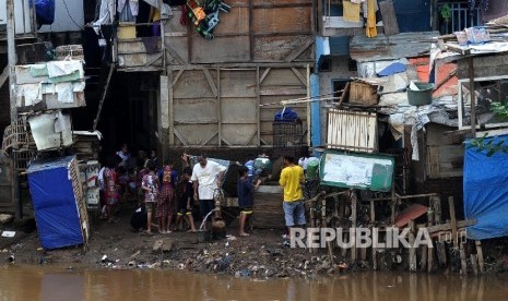 Pemukiman Padat Warga sedang bermain pada pemukiman padat penduduk kawasan Bukit Duri, Jakarta, Senin (29/2)