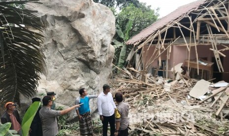 Pemukiman warga di Desa Sukamulya, Kabupaten Purwakarta, dihujani batu yang berasal dari peledakan batu perusahaan tambang, Selasa (8/10).