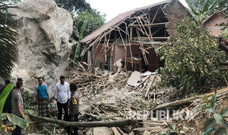 Pemukiman warga di Desa Sukamulya, Kabupaten Purwakarta, dihujani batu yang berasal dari peledakan batu perusahaan tambang, Selasa (8/10).