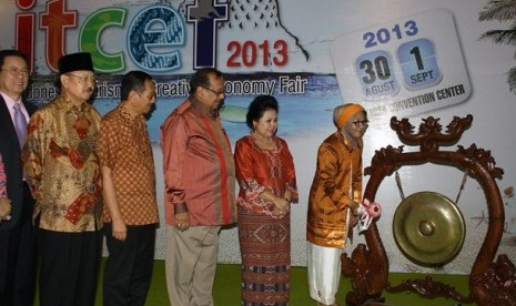  Pemukulan gong tanda peresmian pameran Itcef 2013 dilakukan Dirjen Pemasaran Pariwisata Kemenparekraf Esthy Reko Astuty yang disaksikan ketua BPPI, Wiryanti Sukamdani