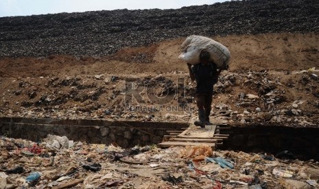 Pemulung berjalan mengangkut sampah di TPST Bantar Gebang,Bekasi, Jawa Barat, Kamis (5/11). 