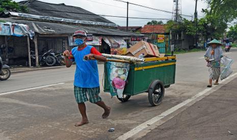 Pemulung melintas di Kampung Ciputri, Kasemen, Serang, Banten (ilustrasi). Badan Pusat Statistik (BPS) menyatakan, jumlah warga miskin mencapai 27,54 juta orang pada Maret 2021.