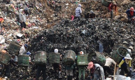  Pemulung memilah sampah yang akan diambil di TPST Bantar Gebang,Bekasi, Jawa Barat, Kamis (5/11).