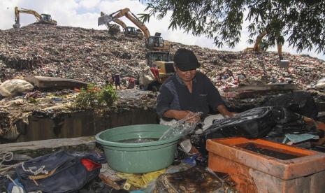 Pemulung mencuci sampah tas di Tempat Pembuangan Akhir (TPA) Cipayung, Depok, Jawa Barat, Kamis (4/3/2021). Pemerintah Kota Depok berencana merevitalisasi TPA Cipayung mulai tahun 2022 dengan metode Refuse Derived Fuel (RDF) karena sudah melebihi kapasitas untuk menampung sampah.