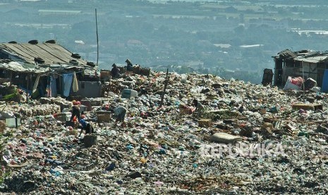 Pemulung mengais sampah di tempat pembuangan akhir (TPA) Jatibarang, Semarang, Jawa Tengah, Jumat (25/5).