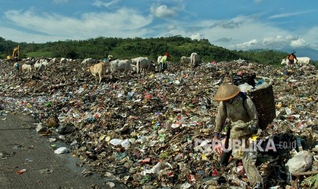 Pemulung mengais sampah di tempat pembuangan akhir (TPA) 