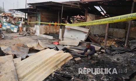 Pemulung mengumpulkan besi sisa kebakaran yang menghanguskan 116 kios dan 126 pedagang kakai lima (PKL) hangus dalam peristiwa kebakaran di Pasar Gedebage, Ahad (15/7). 