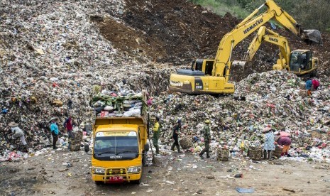 Pemulung mengumpulkan sampah di Tempat Pembuangan Akhir (TPA) Cikundul, Sukabumi, Jawa Barat.