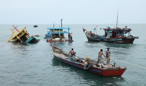 Pemusnahan barang bukti kapal perikanan pelaku Illegal Fishing di perairan Belawan, Sumatra Utara, Sabtu (11/5).