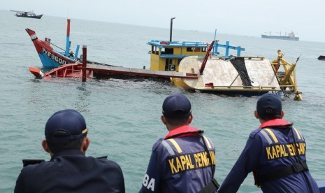 Pemusnahan barang bukti kapal perikanan pelaku Illegal Fishing. Enam Kapal Asing Ilegal Ditangkap di Tengah Pandemi Covid-19. Ilustrasi.