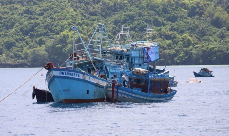 Pemusnahan barang bukti kapal perikanan pelaku Illegal Fishing di Sentra Kelautan dan Perikanan Terpadu, Selat Lampa, Kabupaten Natuna, Kepulauan Riau pada Sabtu (11/5). 