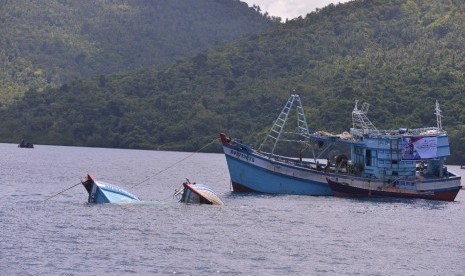 Pemusnahan barang bukti kapal perikanan pelaku Illegal Fishing di Sentra Kelautan dan Perikanan Terpadu, Selat Lampa, Kabupaten Natuna. (ilustrasi)