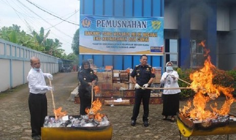 Pemusnahan barang ilegal oleh Bea Cukai Jambi.