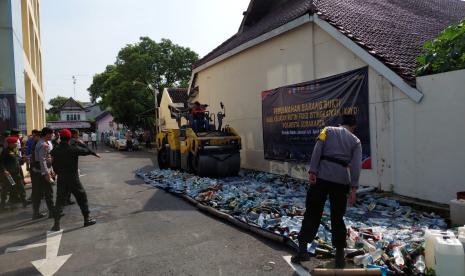   Pemusnahan knalpot Brong dan miras oleh polisi di Mapolresta Solo, Senin (17/4/2023).