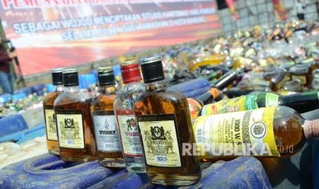 Pemusnahan Minol: Bermacam minuman beralkohol (Minol) pada pemusnahan minol oleh Polrestabes Bandung, di pelataran bekas Gedung Palaguna, Jl Asia Afrika, Kota Bandung, Jumat (3/6).