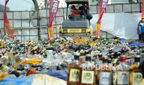 Pemusnahan Minol: Pemusnahan barang bukti minuman beralkohol (Minol) oleh Polrestabes Bandung